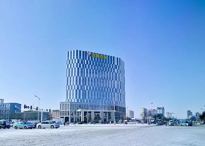 卉原鋼絲網架珍珠巖夾芯板施工案例展示——藍鯨控股集團總部大廈